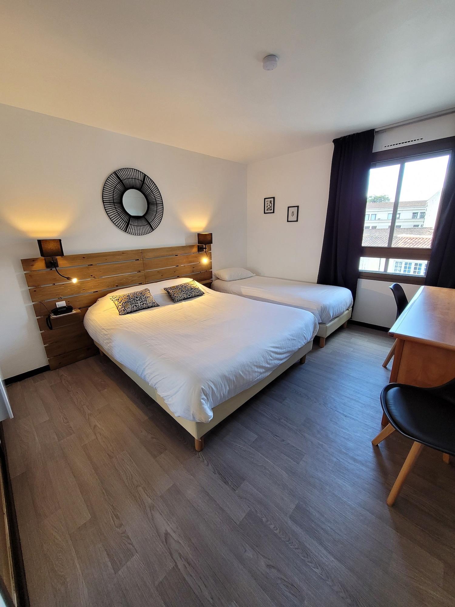 Le Valois, Centre Hotel